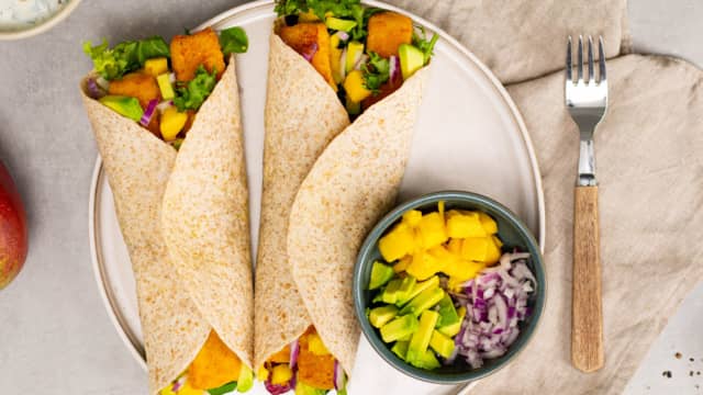 Wraps med fiskepinner og salat