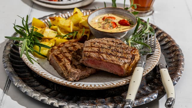 Biff med saus av grillede tomater og hvitløk