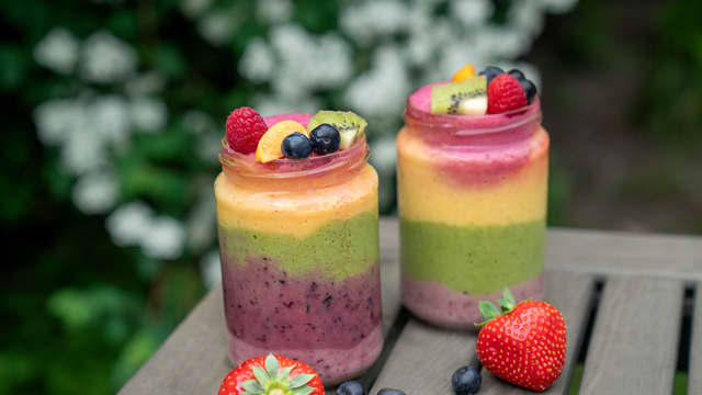 Forfriskende regnbuesmoothie