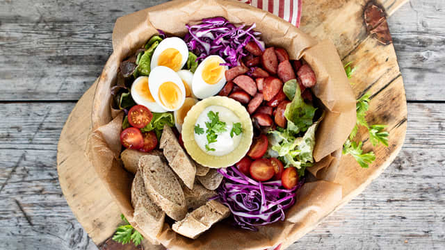 Salat med kjøttpølser og egg