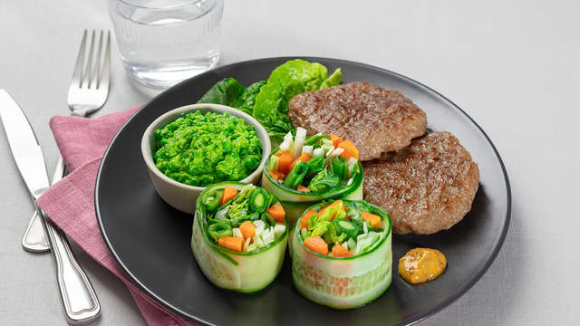 Karbonader med agurkwraps og ertestuing
