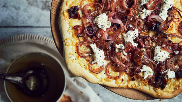 Pizza med rødløk, bacon og mozarella