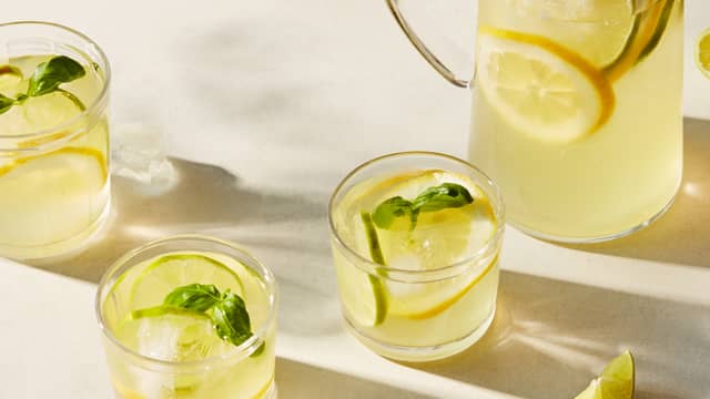 Limonade med basilikum