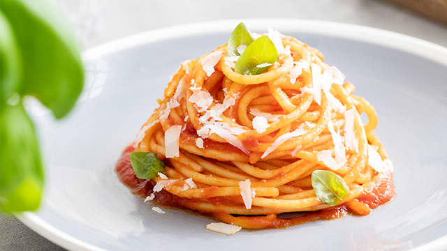 Barilla spaghetti med Basilicosaus og parmesanost