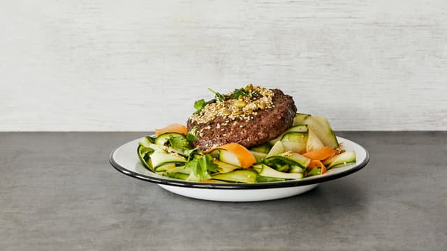 Burger med squashsalat og chiliolje med crunch
