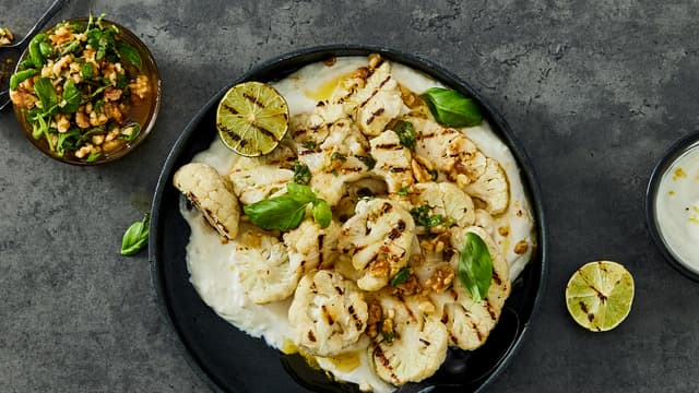 Grillet blomkål med hvitløksyoghurt og nøtteolje