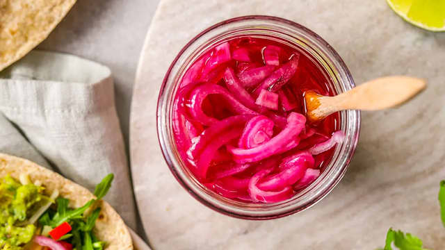 Hurtigsyltet rødløk