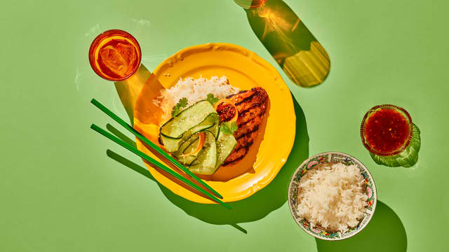 Koreansk kylling med gulrot- og agurksalat