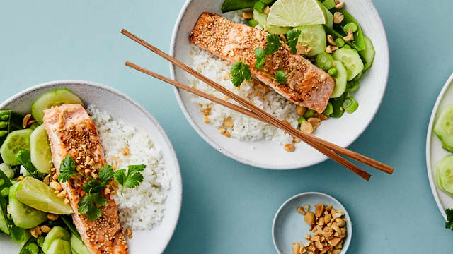 Sesamstekt laks med thaisalat og ris