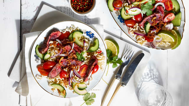 Biffsalat med ytrefilet  og sommerens friske grønnsaker