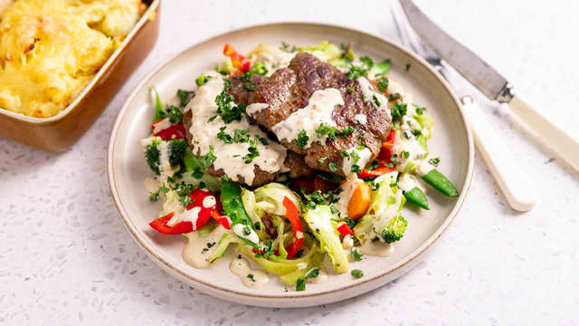 Karbonader med peppersjy, stekte grønnsaker og gratinert potetstappe