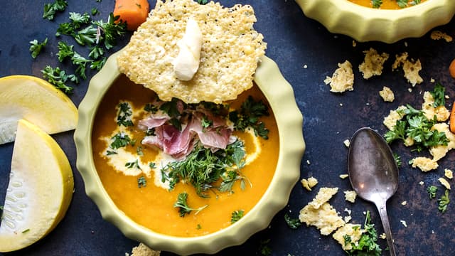 Gresskar- og gulrotsuppe med spekeskinke og ostechips