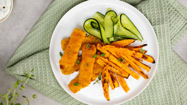 Fiskepinner og sprø søtpotetfries