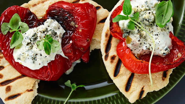 Helgrillet paprika med blåmuggdipp i wrap eller pita