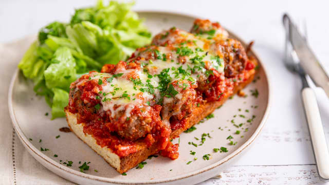 Gratinert sandwich med kjøttboller og hjemmebakt yoghurtbrød