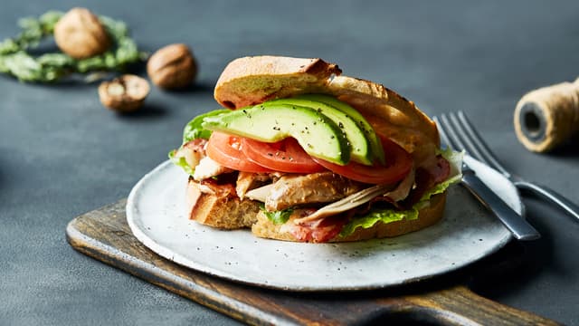 Club sandwich med rester av kalkun eller kylling