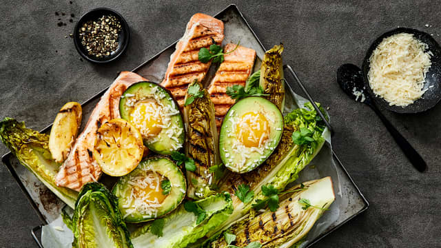 Laks med grillet salat, avokado, eggeplommer og Grana Padano