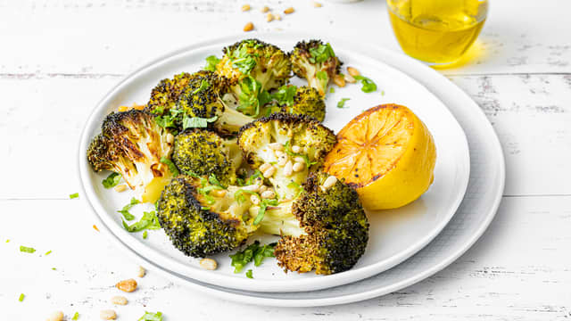 Ovnsbakt brokkoli med pinjekjerner