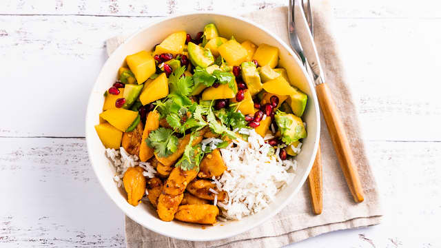 Soya-sticky kylling bowl med mango- og avokadosalat