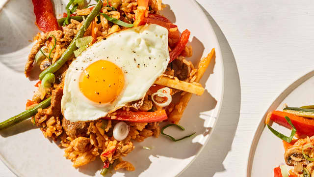 Stekt ris med svinekjøtt og speilegg