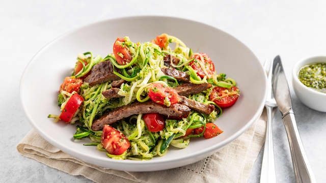 Squashpasta med løvbiff, tomater og pesto