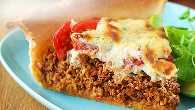 Sterk kjøttdeigpai med tomat, løk og rød jalapeño