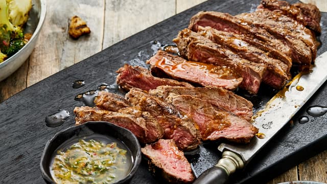 Storfe ytrefilet med kryddersmør, grillet brokkoli og Sriracha-smuler