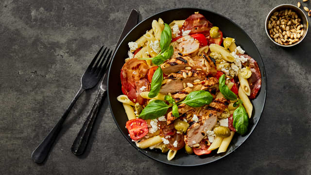 Pastasalat med grillet kylling, oliven og apetina