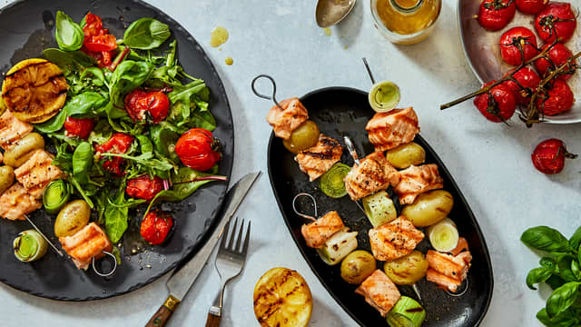 Laksespyd med salat og tomatvinaigrette