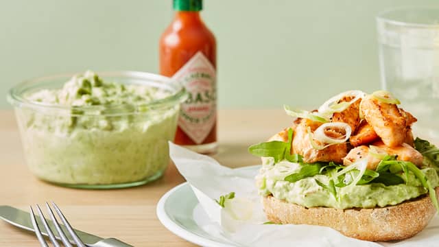 Smørbrød med laks og avokadokrem