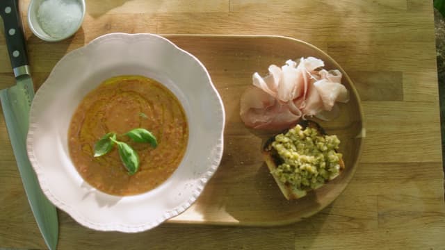 Grillet tomatsuppe med olivenbruschetta