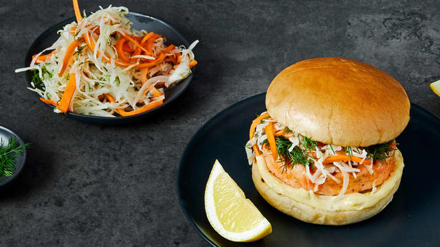 Grillet salmaburger med dillmarinert kål- og gulrotsalat og aioli