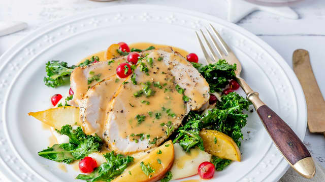 Kalkunfilet med potetpuré, pærer og fløtesaus