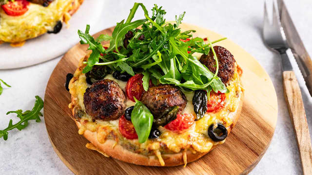 Pitapizza med pestosaus og kjøttboller