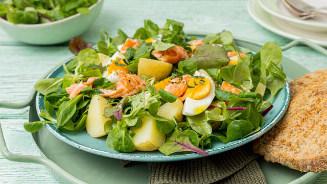 Høstsalat med laks, egg og poteter