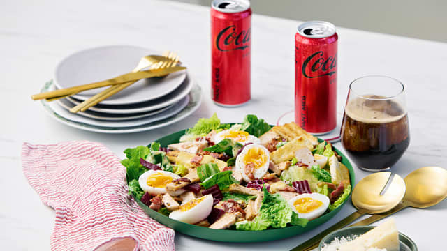 Cæsarsalat med kalkun, smilede egg og syltede rødbeter