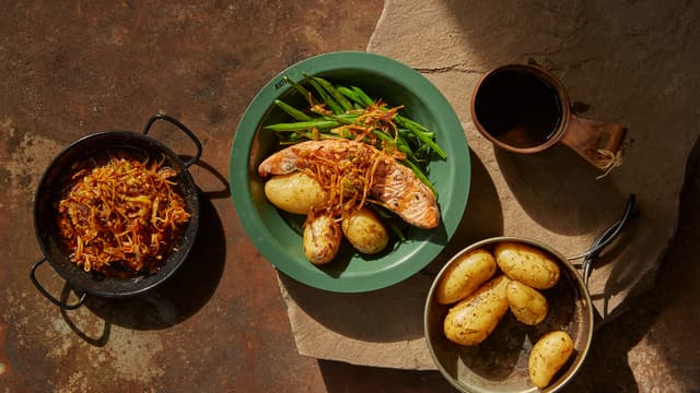 Laks med sprø sjalottløkolje, grillede småpoteter og grønne bønner