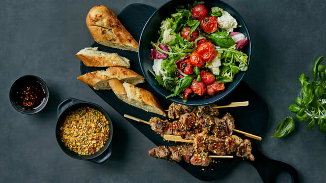 Svine-sticks med mozarella- og grillet tomatsalat