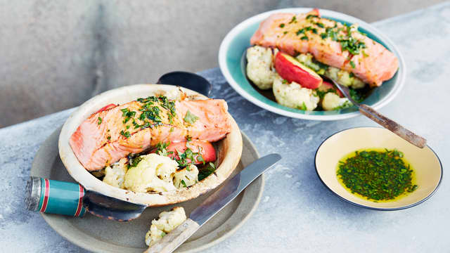 Skinnstekt laks med blomkål, eple og karri- og honningmarinade