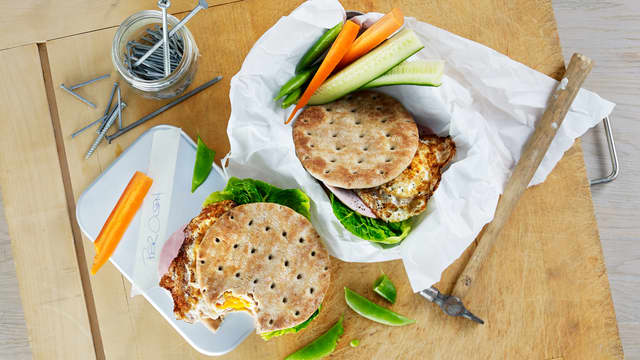 Polarbrød med stekt egg og skinke