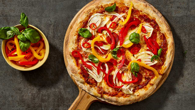 Pizza med pepperoni, fennikel og syltet paprika og chili