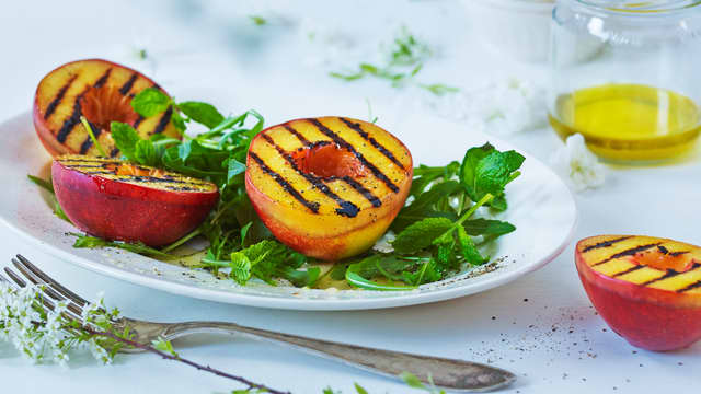 Grillede nektariner med mynte, sort pepper og sirup eller honning