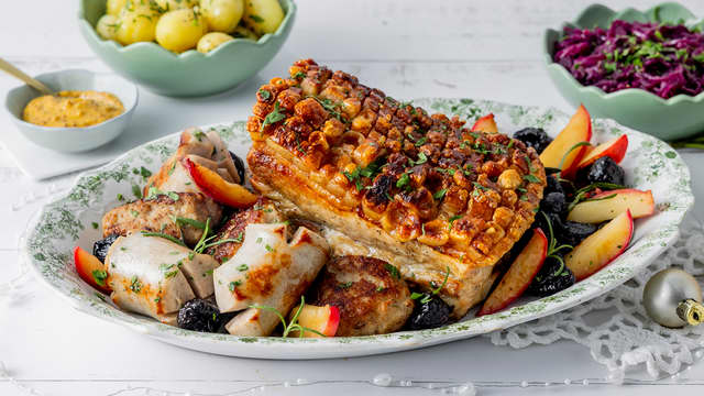 Tradisjonell ribbe med medisterkaker, julepølse, svisker og epler