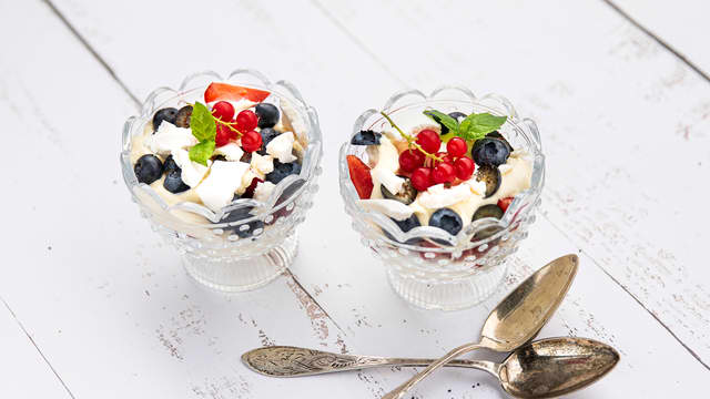 Pavlova i glass med friske bær
