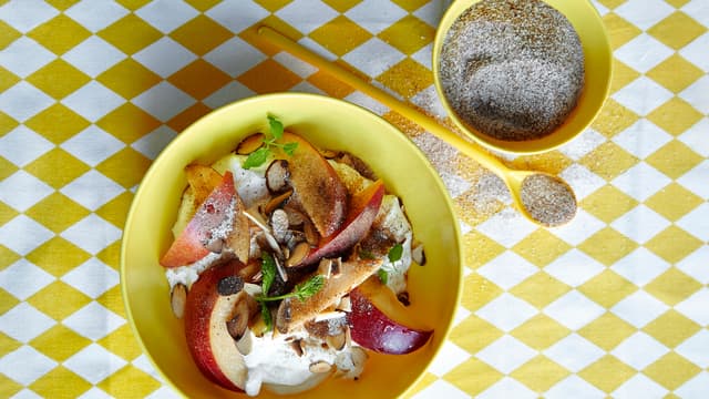 Yoghurt med moreller, nektariner, mandler og kryddersukker