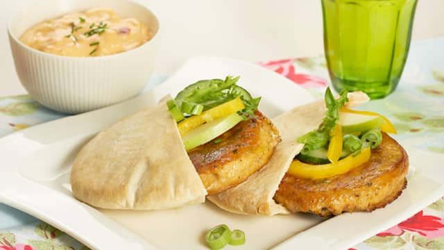 Grillet fiskeburger i pitabrød