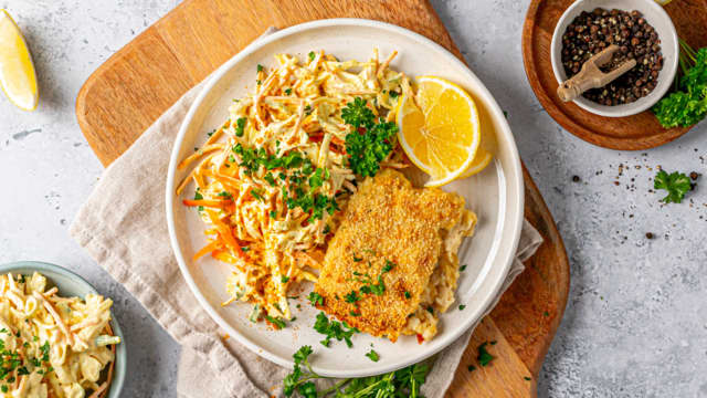 Fiskegrateng og kremet råkostsalat med karri