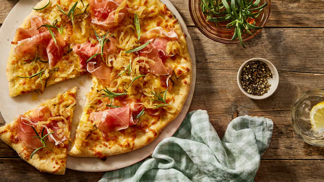Hvit pizza med spekeskinke, rosmarin og karamellisert løk