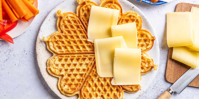 Topp gjerne gulrotvaflene med gulost, brunost, eller annet godt pålegg!