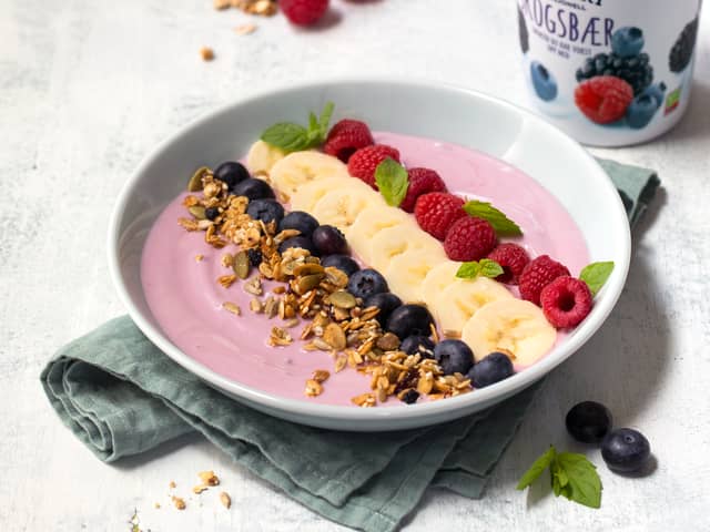 Yoghurt-bowl med banan, blåbær, granola og bringebær